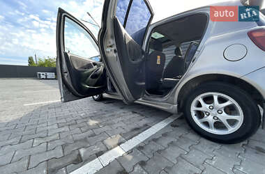 Хэтчбек Toyota Yaris 2003 в 