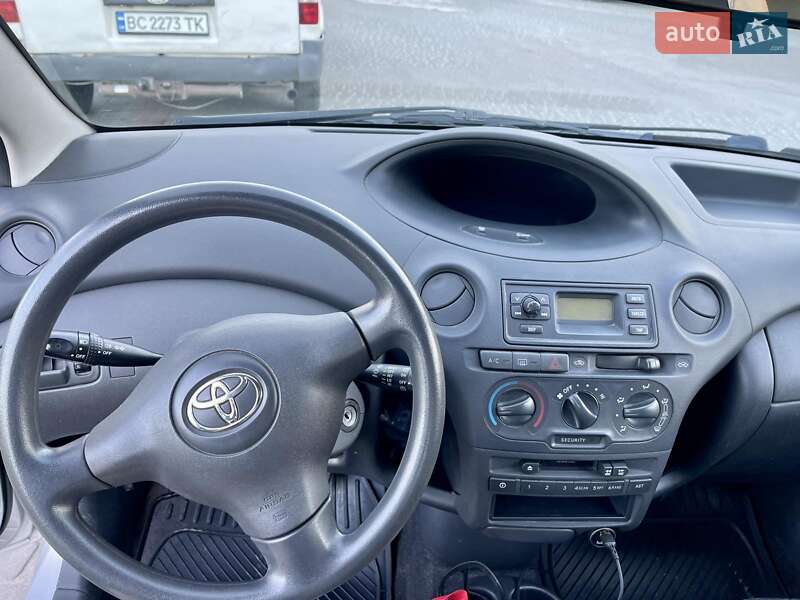 Хэтчбек Toyota Yaris 2004 в Львове