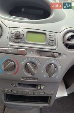 Хетчбек Toyota Yaris 2000 в 