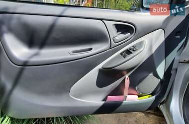 Хетчбек Toyota Yaris 2000 в 
