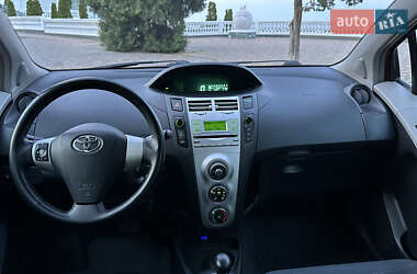 Хэтчбек Toyota Yaris 2007 в 