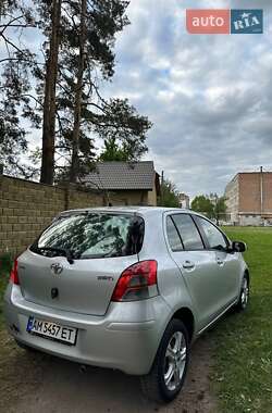 Хетчбек Toyota Yaris 2010 в 