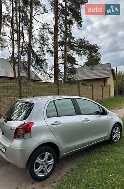 Хетчбек Toyota Yaris 2010 в 