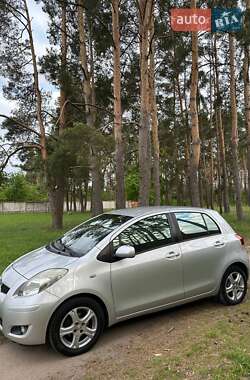 Хетчбек Toyota Yaris 2010 в 