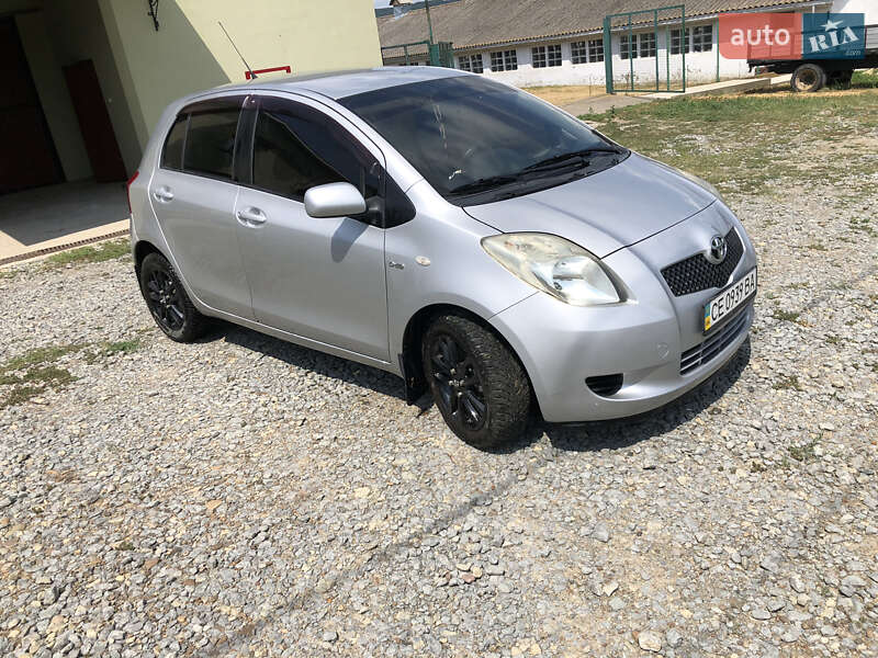 Хэтчбек Toyota Yaris 2007 в 