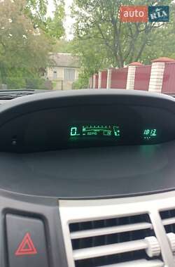 Хэтчбек Toyota Yaris 2006 в 