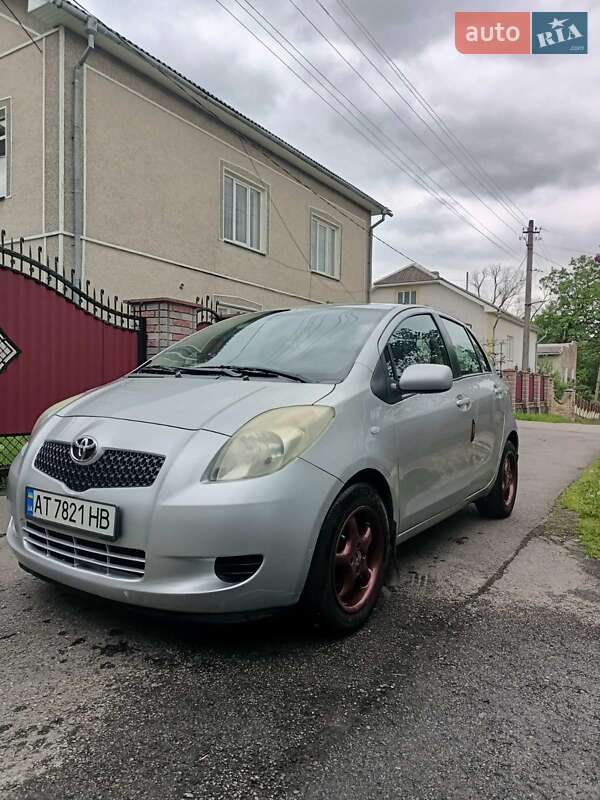 Хэтчбек Toyota Yaris 2006 в 