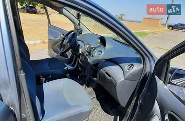 Хэтчбек Toyota Yaris 2005 в 