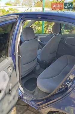 Хетчбек Toyota Yaris 2001 в 