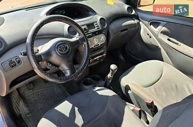 Хэтчбек Toyota Yaris 2004 в 