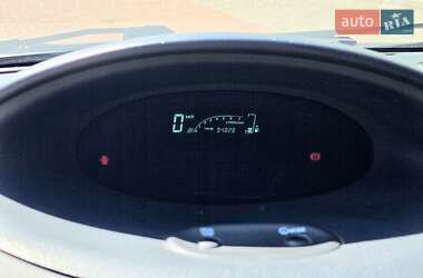 Хэтчбек Toyota Yaris 2004 в 