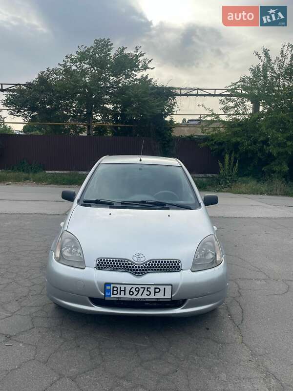 Хэтчбек Toyota Yaris 2001 в 