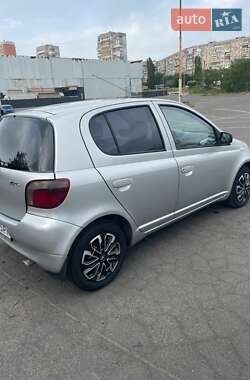 Хэтчбек Toyota Yaris 2001 в 