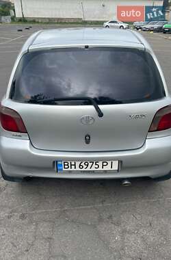 Хэтчбек Toyota Yaris 2001 в 