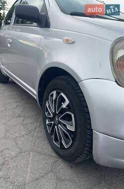 Хэтчбек Toyota Yaris 2001 в 