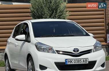 Хэтчбек Toyota Yaris 2013 в 