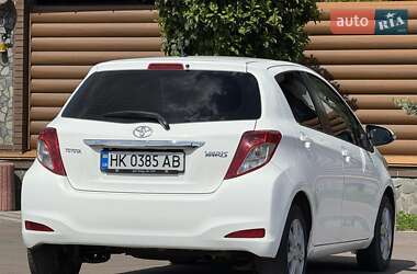 Хэтчбек Toyota Yaris 2013 в 