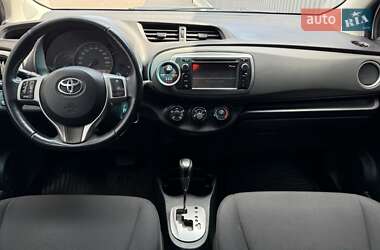 Хэтчбек Toyota Yaris 2013 в 