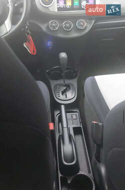 Хэтчбек Toyota Yaris 2012 в 