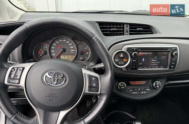 Хэтчбек Toyota Yaris 2013 в 
