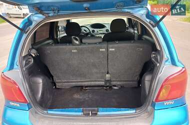 Хэтчбек Toyota Yaris 2003 в 