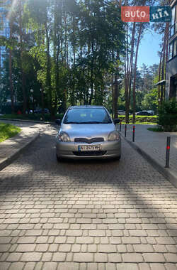 Хетчбек Toyota Yaris 2001 в 