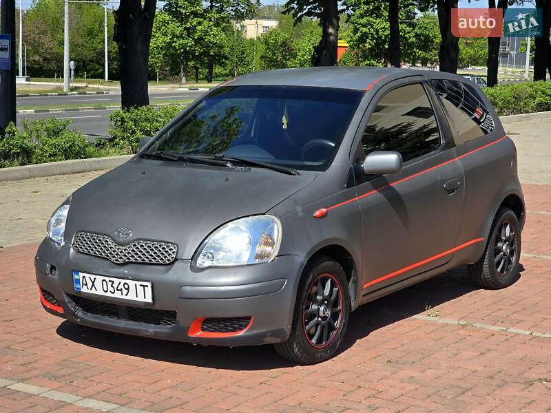 Хетчбек Toyota Yaris 2004 в 