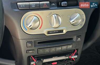 Хетчбек Toyota Yaris 2004 в 