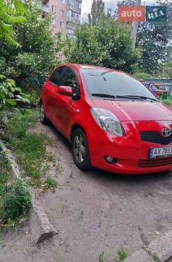 Хэтчбек Toyota Yaris 2005 в 