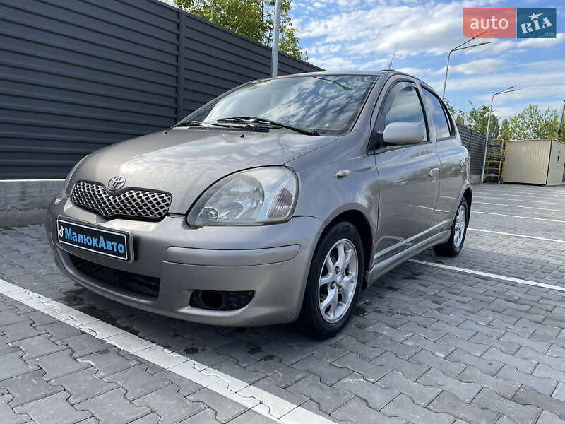 Хэтчбек Toyota Yaris 2003 в 