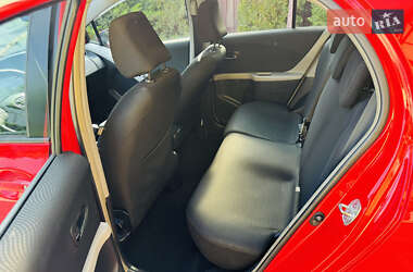 Хэтчбек Toyota Yaris 2011 в 