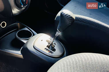 Хэтчбек Toyota Yaris 2011 в 