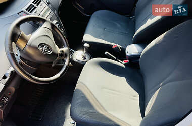 Хэтчбек Toyota Yaris 2011 в 