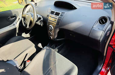 Хэтчбек Toyota Yaris 2011 в 