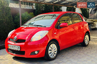 Хэтчбек Toyota Yaris 2011 в 