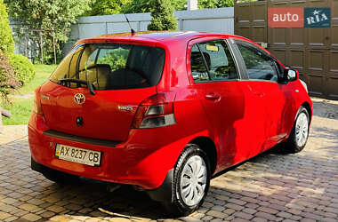 Хэтчбек Toyota Yaris 2011 в 