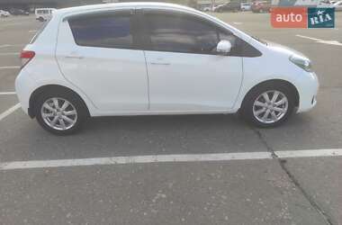 Хэтчбек Toyota Yaris 2013 в 