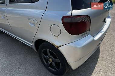 Хэтчбек Toyota Yaris 2001 в 
