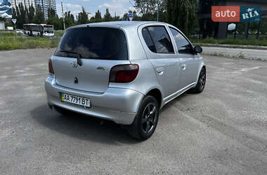 Хэтчбек Toyota Yaris 2001 в 