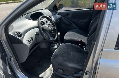 Хэтчбек Toyota Yaris 2001 в 