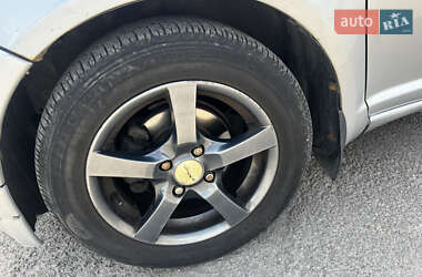 Хэтчбек Toyota Yaris 2001 в 