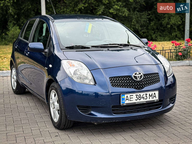 Хэтчбек Toyota Yaris 2007 в 