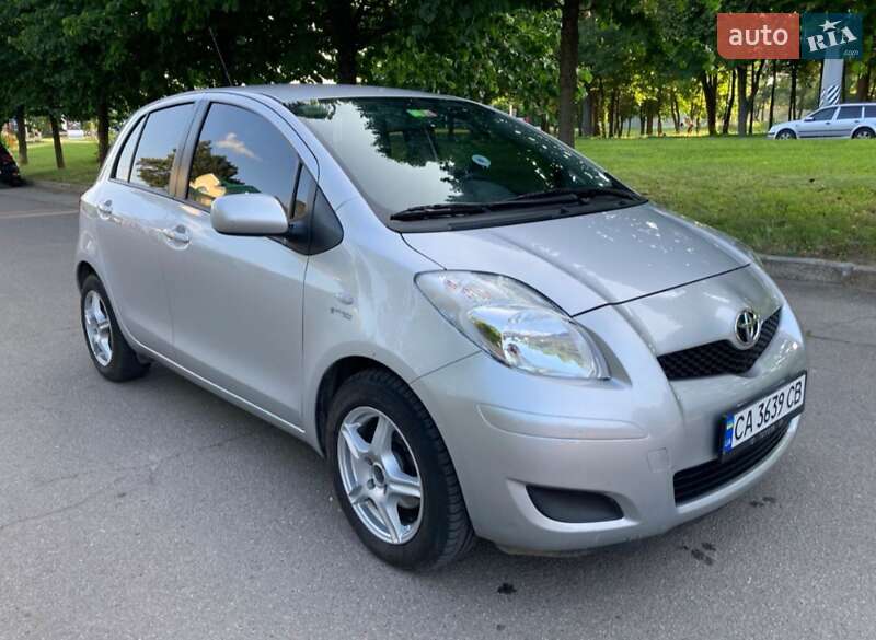 Хэтчбек Toyota Yaris 2011 в 