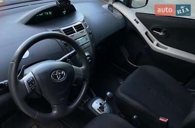 Хэтчбек Toyota Yaris 2011 в 