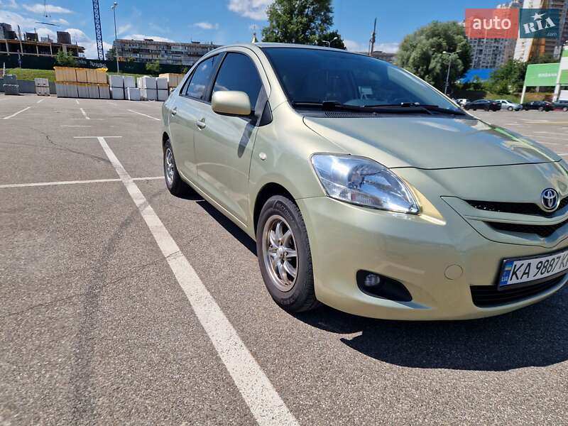 Седан Toyota Yaris 2007 в Києві