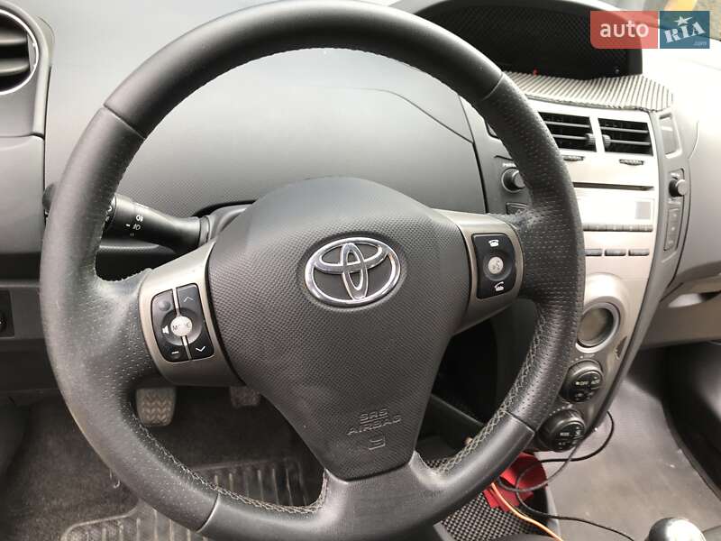 Хэтчбек Toyota Yaris 2011 в Умани