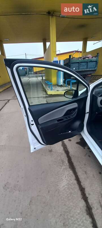 Хэтчбек Toyota Yaris 2016 в Умани фото 7 Хэтчбек Toyota Yaris 2016 в Умани