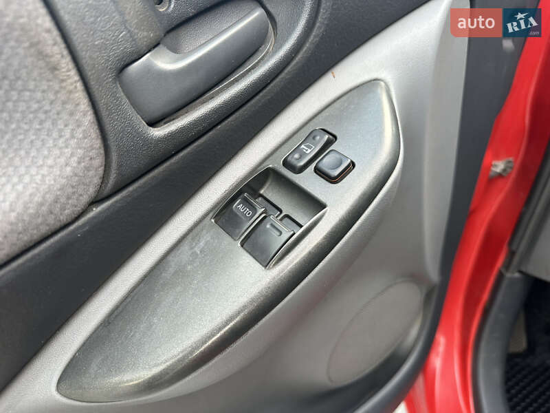 Хэтчбек Toyota Yaris 2000 в Львове
