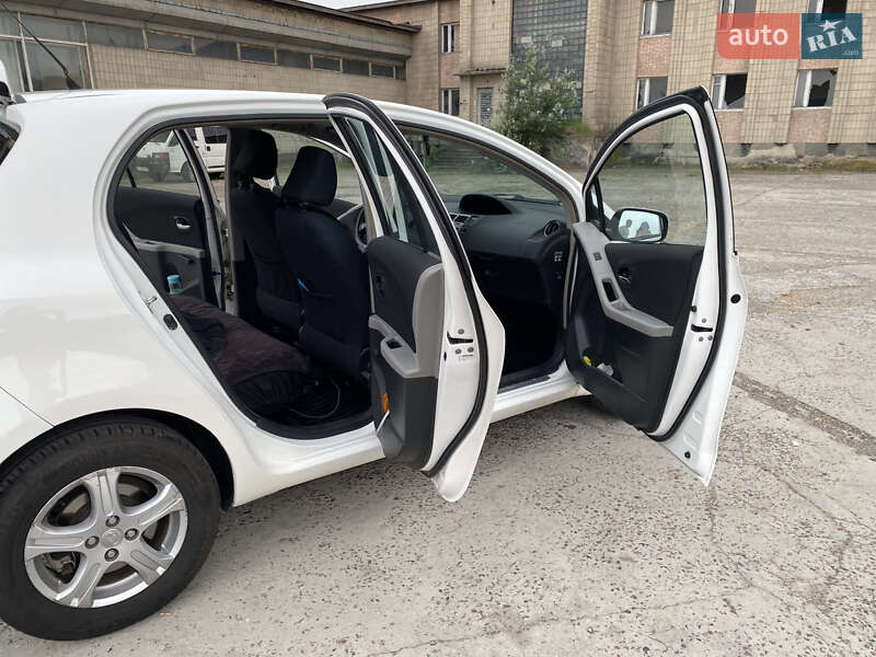 Седан Toyota Yaris 2010 в Обухове