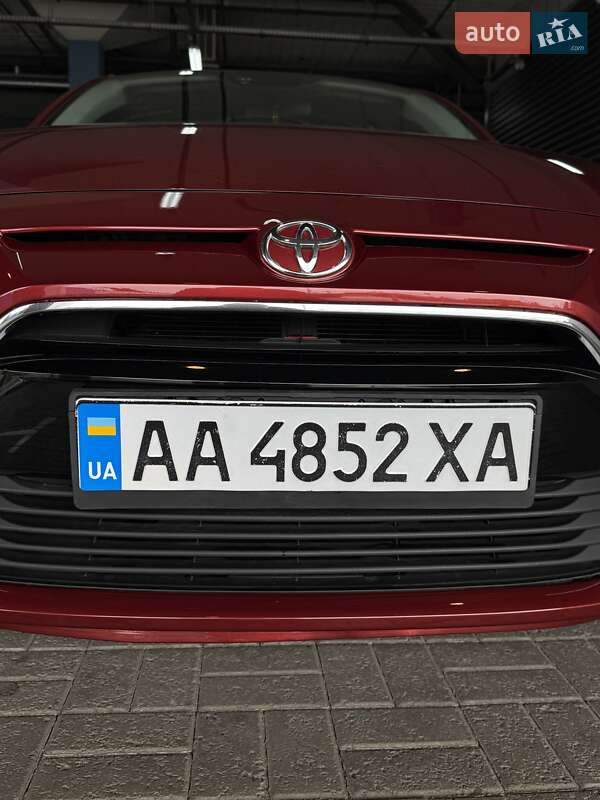 Седан Toyota Yaris 2016 в Киеве